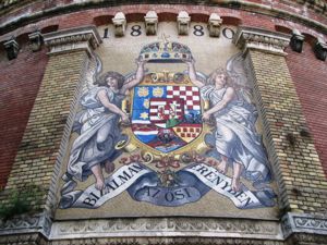 Wappen auf einer Mauer in Budapest - ein Bild für die Geschichte der Logo-Entwicklung.