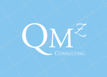 Die QM hoch Z Logo-Type auf dem Himmel-Corporate-Blau der Dienstleisterin für Beratung und Qualitätsmanagement für Frankfurter Kliniken und OP-Zentren. Die Typografie ist in Weis eingefärbt uns setzt sich deutlich vom farbigen Hintergrund ab.