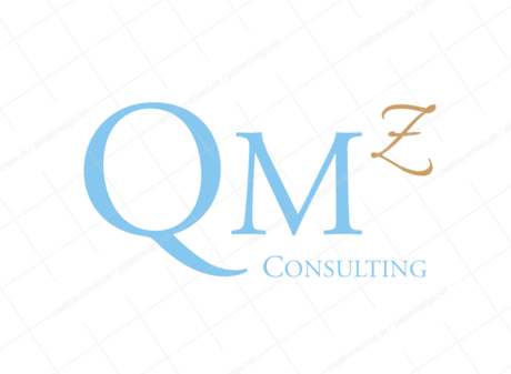 Die Logo-Type besteht aus zwei Schriftarten und zwei Farben. QM ist ein Kürzel für Qualitätsmanagement und ist in Himmelblau eingefärbt. Wie die Subline Consulting, die informativ ergänzend wirkt. Das hoch Z als Exponent einer Formel ist in Gold.